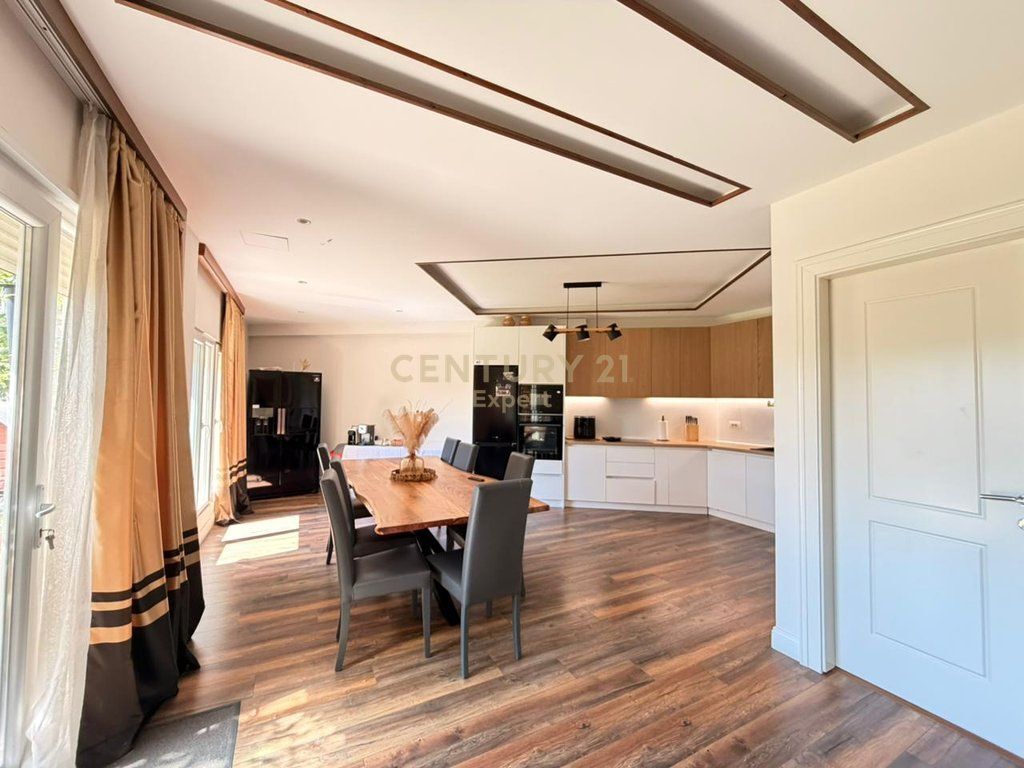 JEPET ME QIRA VILE LUKSOZE ME PAMJE PANORAMIKE NGA LIQENI I FARKES