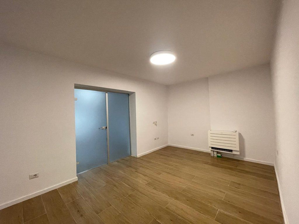 Disponojmë për qera, Ambient Biznesi, në rrugën "Asim Vokshi" përball Institutit "Harry T. Fultz"