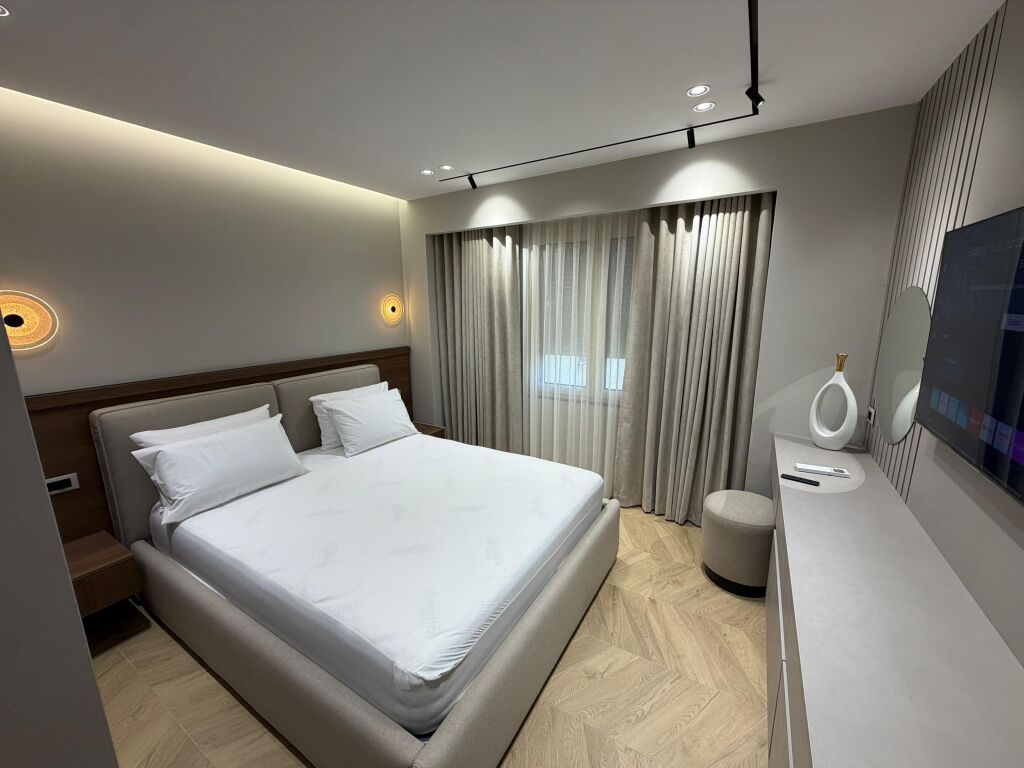 🏡 Jepet me qira apartament super luksoz 1+1 📍 Myslym Shyri, Rruga Him Kolli  🏢 Kati i 4, pallat bashkëkohor me ashensor 🛋️ Mobilim cilësor, luksoz dhe komod, i investuar në detaje 🔌 Pajisje elektro-shtëpiake të markave të fundit ❄️ I pajisur me çdo gjë ✨ Nuk i mungon asgjë – gati për banim  💶 Çmimi: 85,000 lek/muaj  