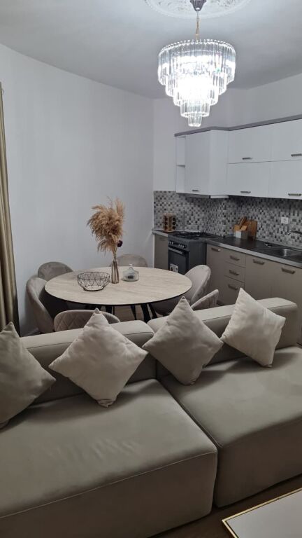 Jepet apartament me qera 2+1+verand