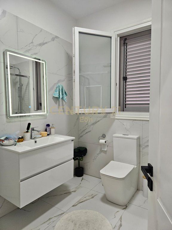 Vilë ( kati i pare ) Me Qira në Golem, Durrës !