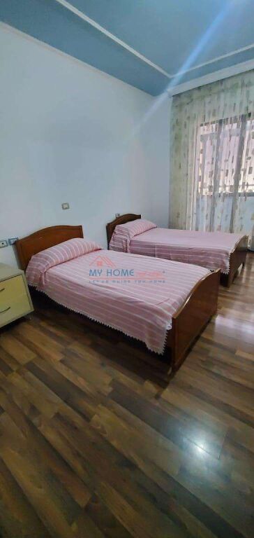 Apartament 3+1 ne shitje Komuna e Parisit ne Tirane