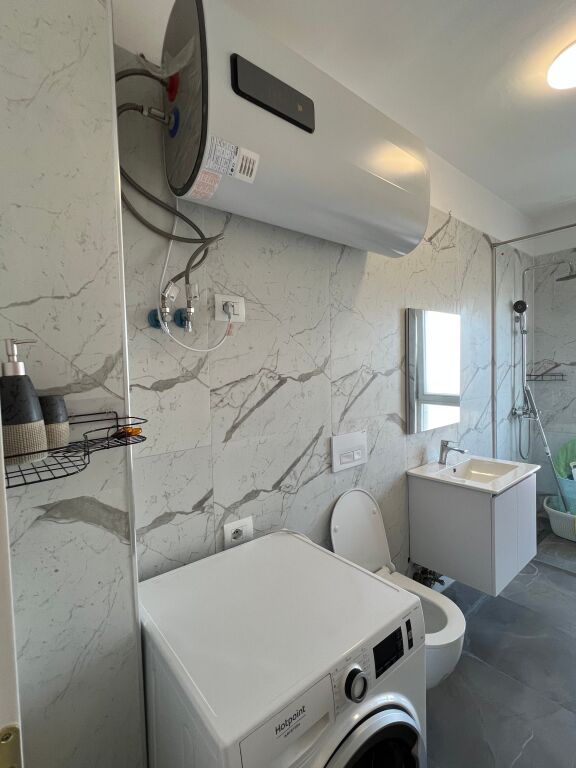 Jepet me Qera Apartament+Post Parkimi ne Rrugen 5 Maj.