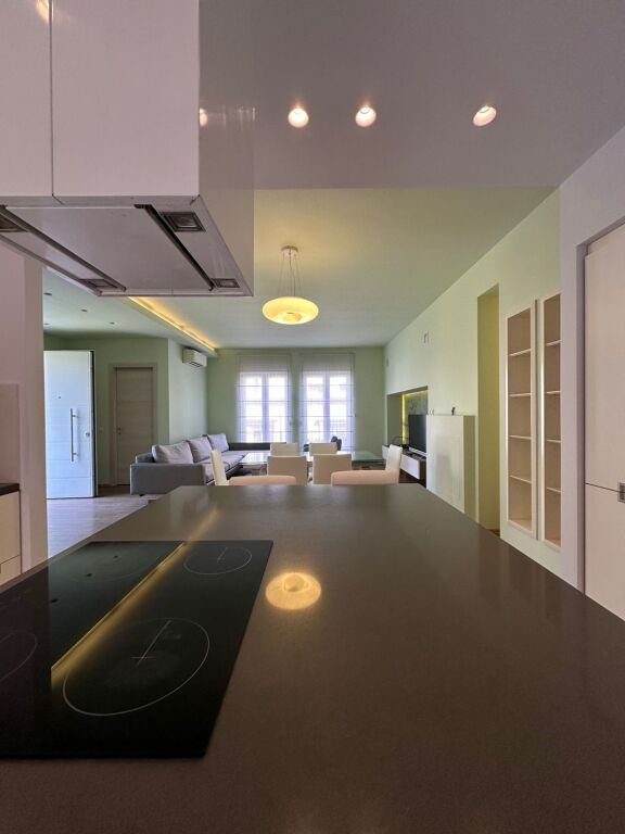 JEPET ME QIRA VILË 4-KATËSHE – White House, TEG