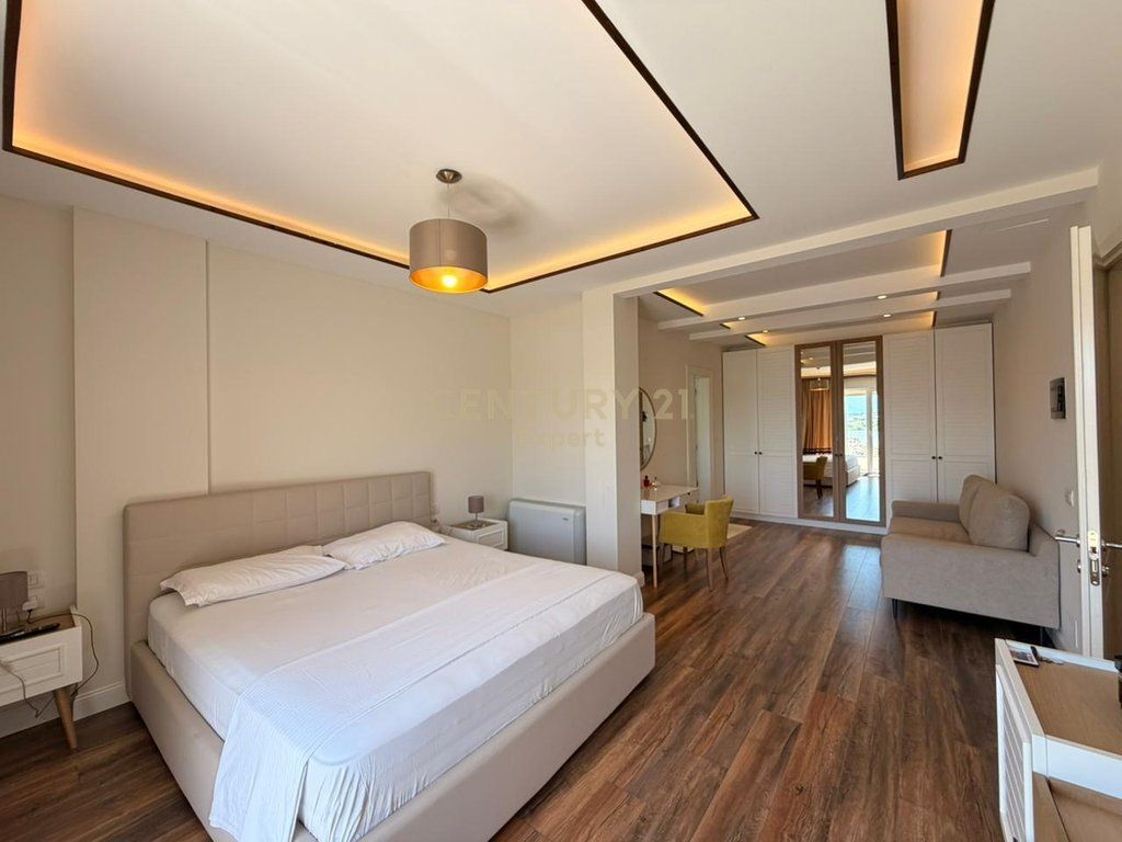 JEPET ME QIRA VILE LUKSOZE ME PAMJE PANORAMIKE NGA LIQENI I FARKES