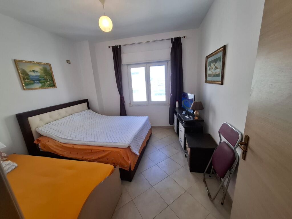 Jepet me Qera Apartament  1+1 Tek Rrota e kuqe