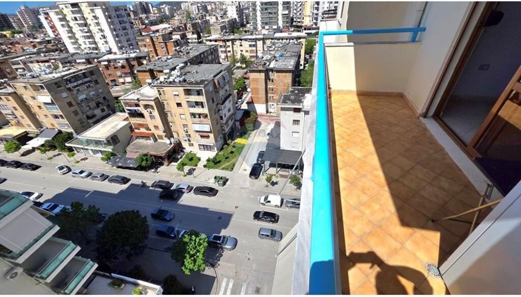 Apartament 1+1 - Për Shitje - Bulevardi Kryesor, Vlorë