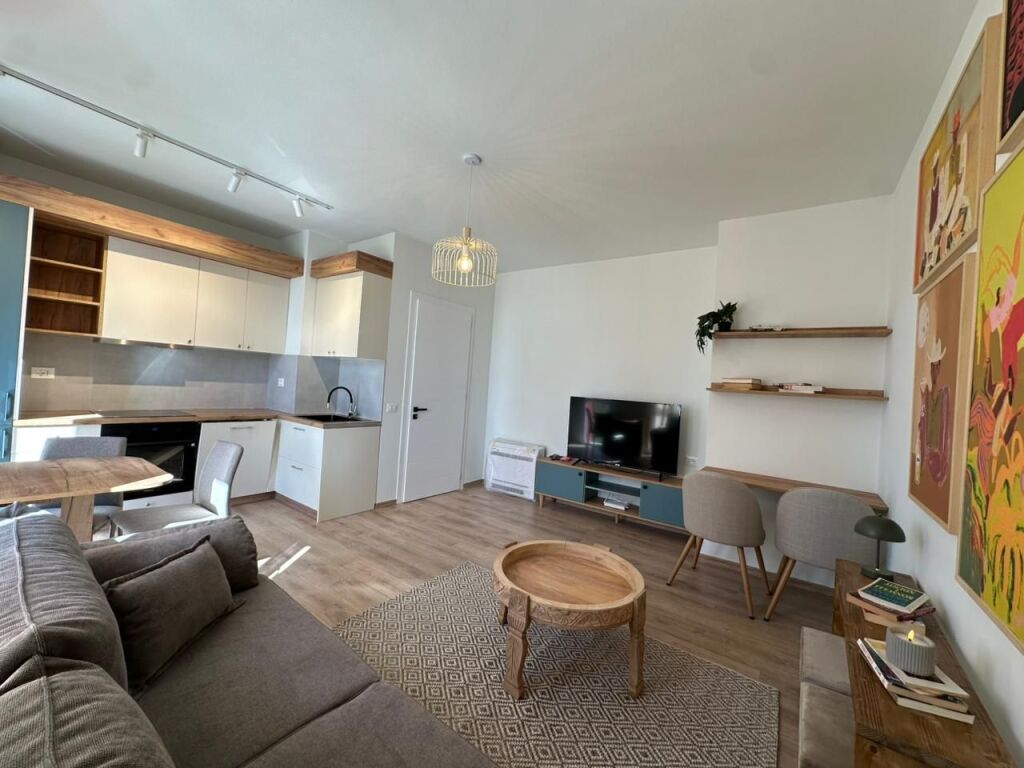 APARTAMENT 1+1 PER QIRA PRANE  PARKIM PRANE FARMACISE NR 10!
