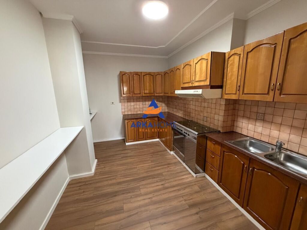 JEPET ME QERA ZYRE 179M2 "SHESHI WILLSON" 1800 EURO