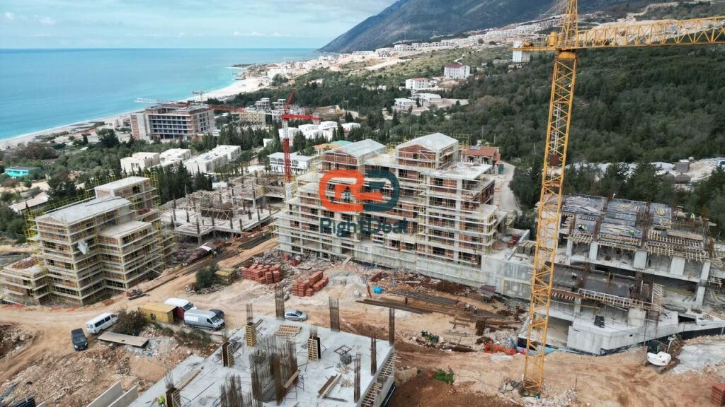 Okazion Kleringu! Tek Kompleksi Square Village, Ne Dhermi, Shitet Apartament 2+1+ Verande!!!