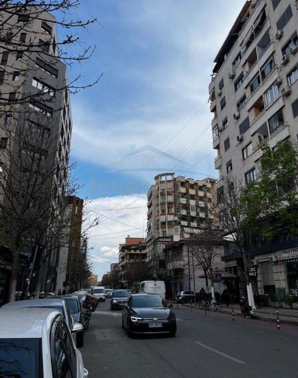 Shitet, Apartament 1+1, Rruga e Barrikadave, Tirane.