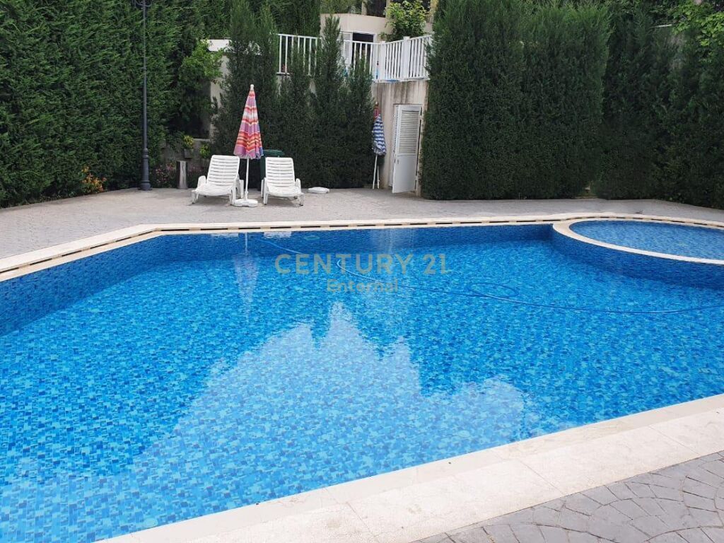 Vile luksoze per qira prane Teg