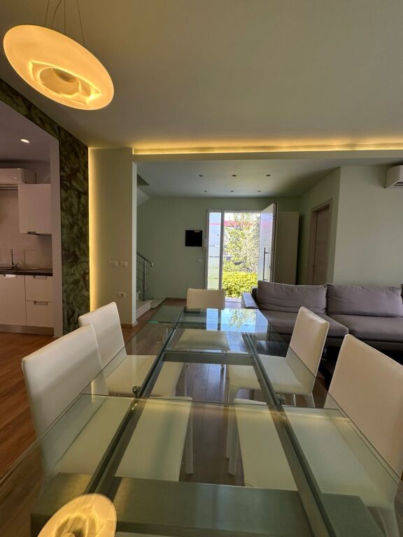 JEPET ME QIRA VILË 4-KATËSHE – White House, TEG