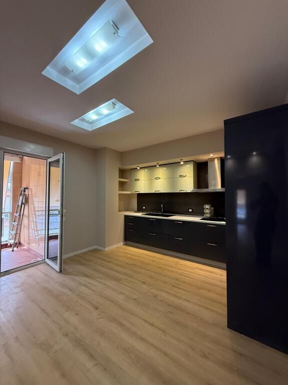 Shitet apartament 2+1 ne Xhamllik te Rezidenca "Colombo 2".