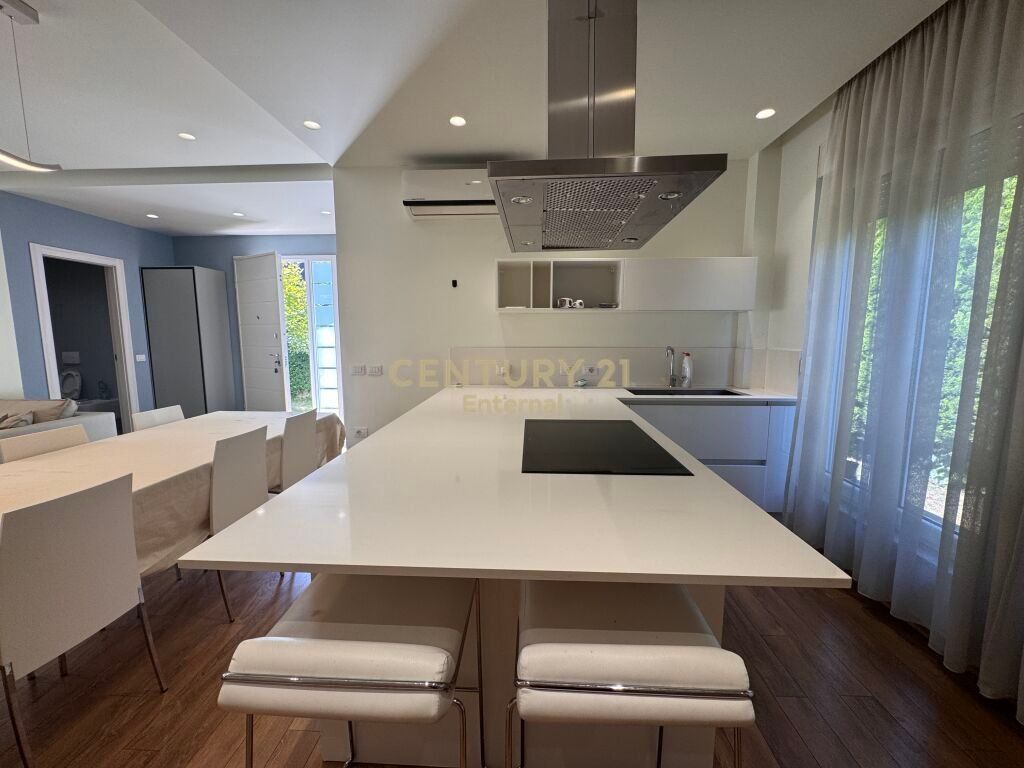 Vile luksoze per qira prane Teg