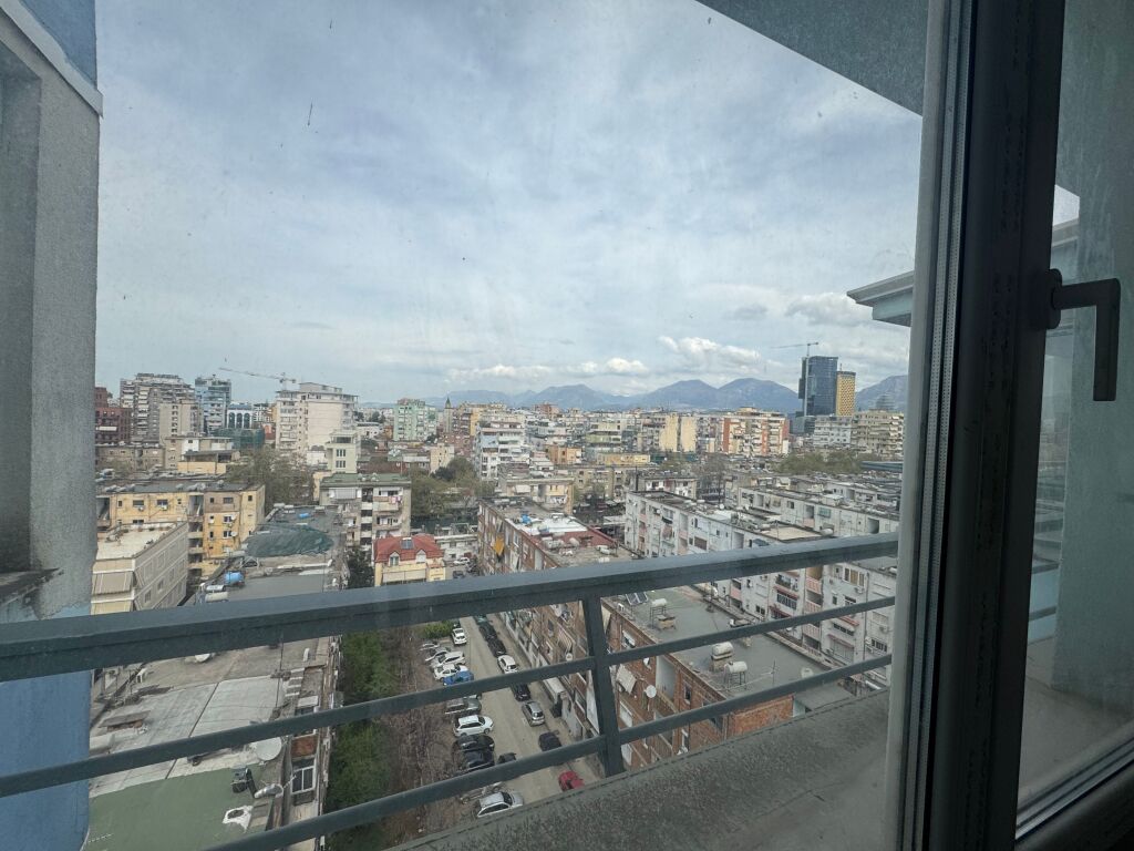 Shitet hapesire e pershtatur per zyre 215 m2 tek Ish Ekspozita