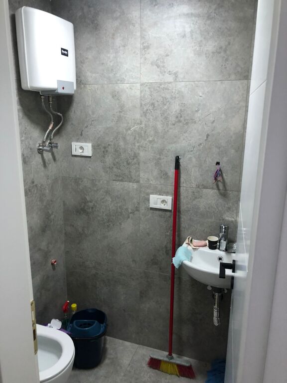 JEPET ME QIRA AMBIENT BIZNESI PER QENDER ESTETIKE 350 euro