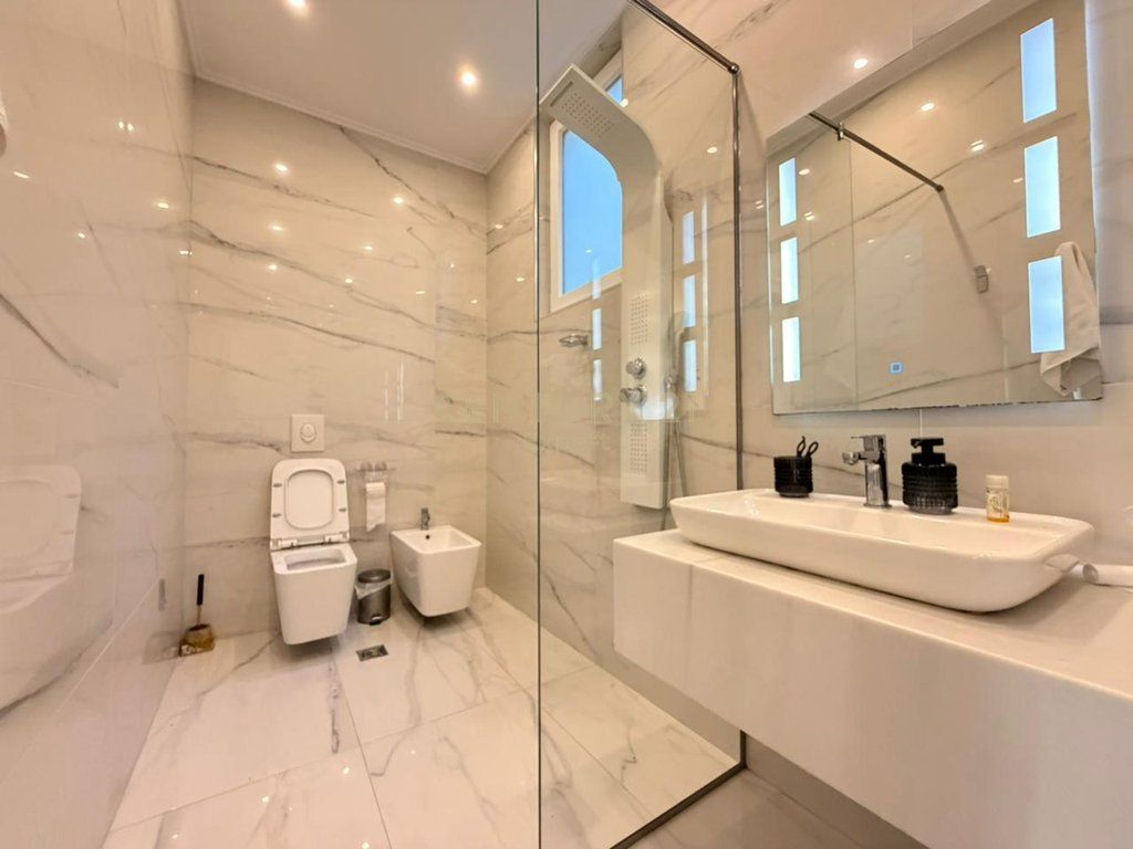 JEPET ME QIRA VILE LUKSOZE ME PAMJE PANORAMIKE NGA LIQENI I FARKES