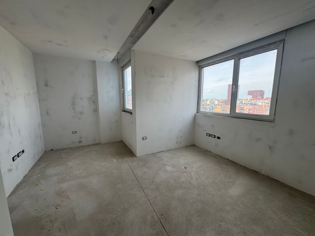 Shitet hapesire e pershtatur per zyre 215 m2 tek Ish Ekspozita