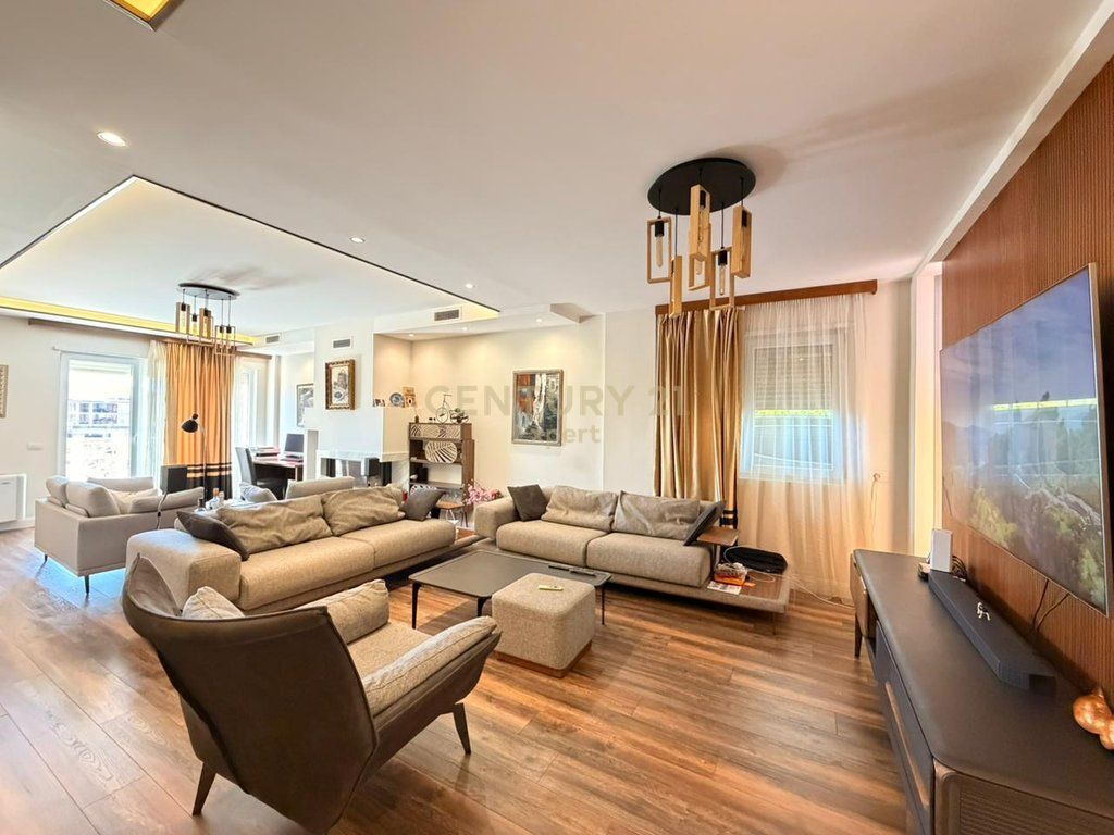 Vilë luksoze me pamje panoramike nga Liqeni i Farkës