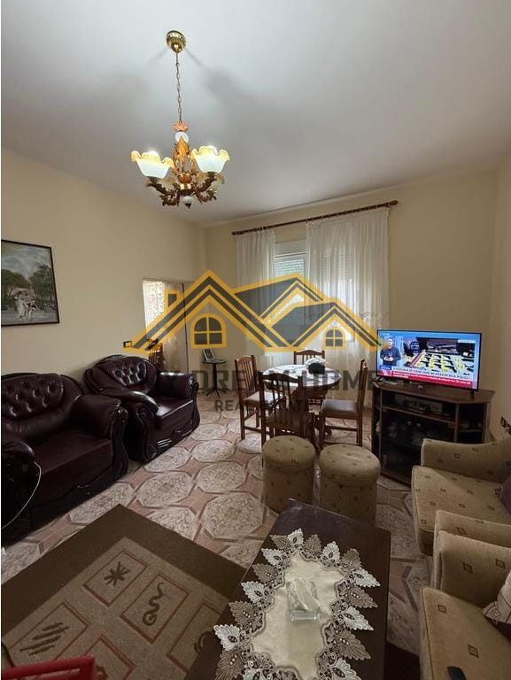 Shitet Vilë 3-katëshe,Buzë rruge– Spitallë, Durrës