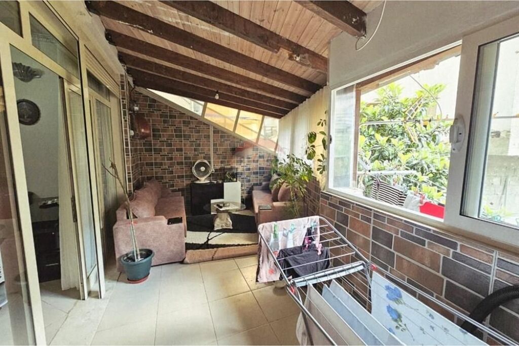 Shitet apartament 1+1 + verandë ne Fresk