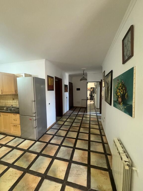 Apartament 2+1+2 me qera tek Komuna e Parisit prane Lulishtes