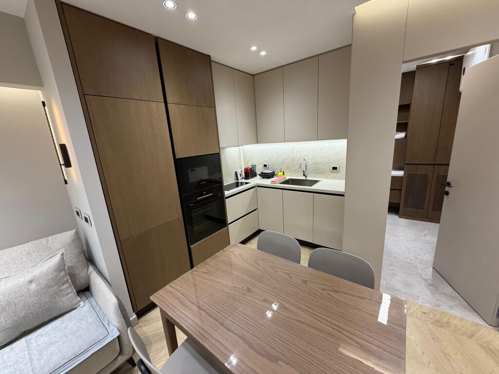 🏡 Jepet me qira apartament super luksoz 1+1 📍 Myslym Shyri, Rruga Him Kolli  🏢 Kati i 4, pallat bashkëkohor me ashensor 🛋️ Mobilim cilësor, luksoz dhe komod, i investuar në detaje 🔌 Pajisje elektro-shtëpiake të markave të fundit ❄️ I pajisur me çdo gjë ✨ Nuk i mungon asgjë – gati për banim  💶 Çmimi: 85,000 lek/muaj  
