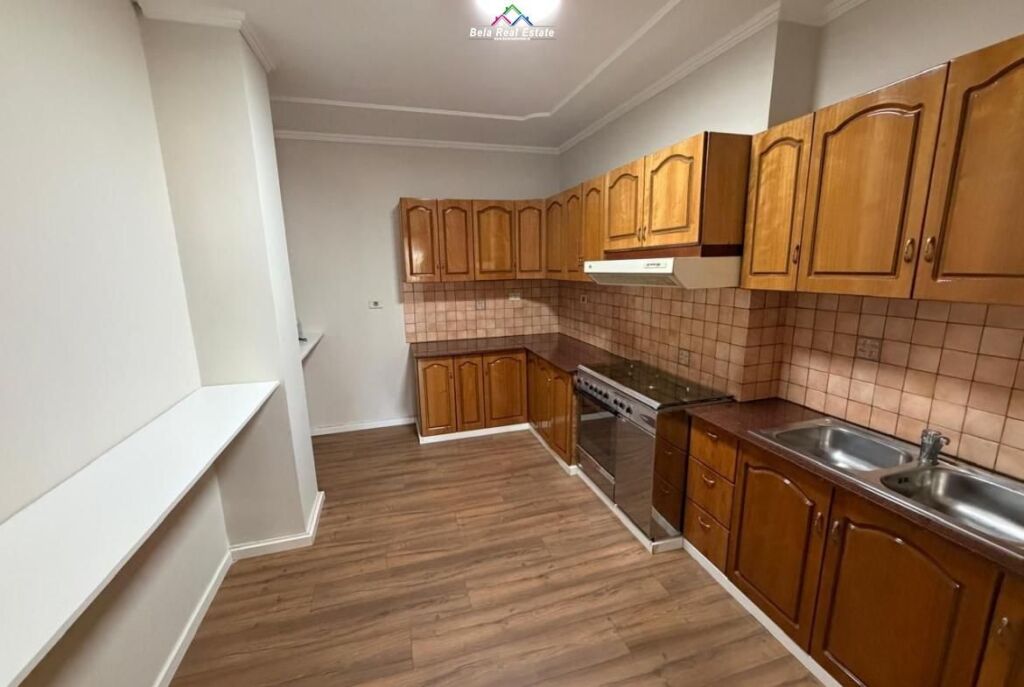 Ufficio In Affitto In Piazza Willson (ID BZ2926) Tirane