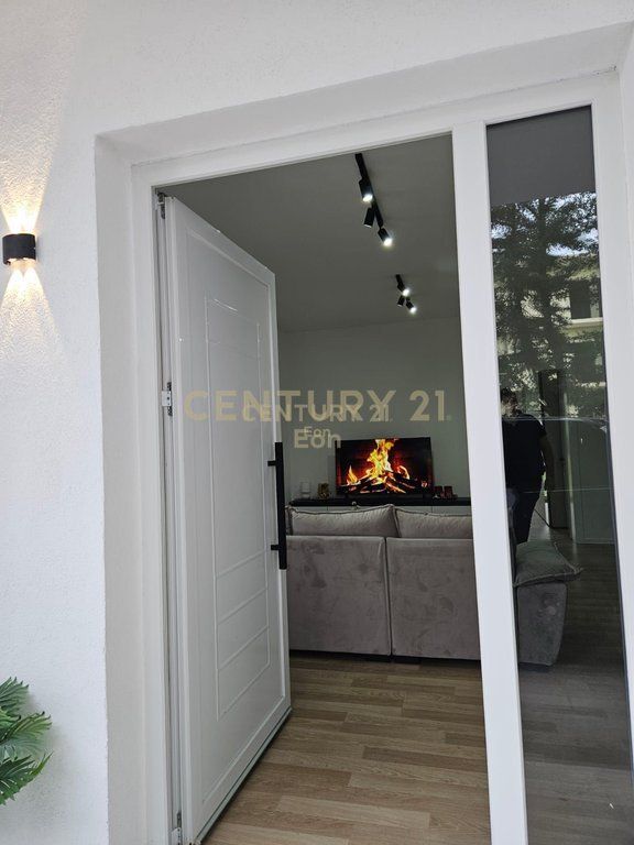 Vilë ( kati i pare ) Me Qira në Golem, Durrës !