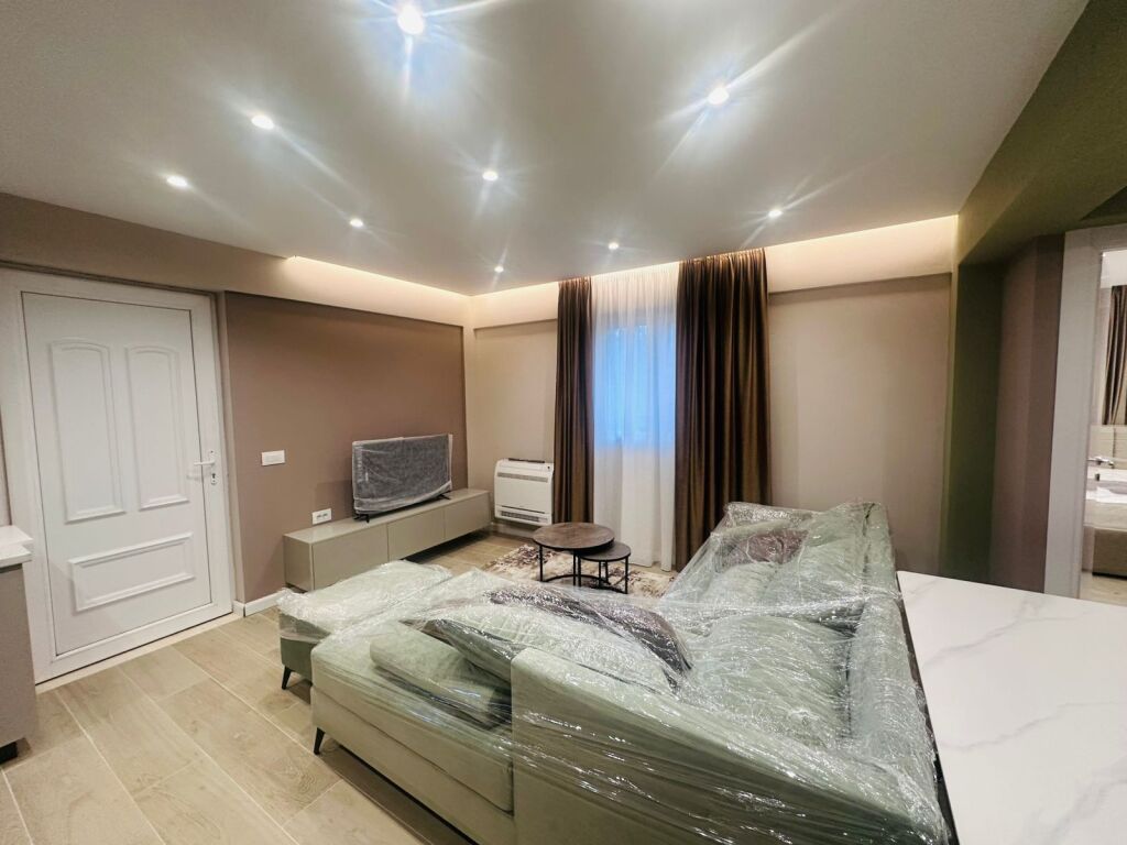 Jepet Me Qera Apartament 1+1+1 Verande