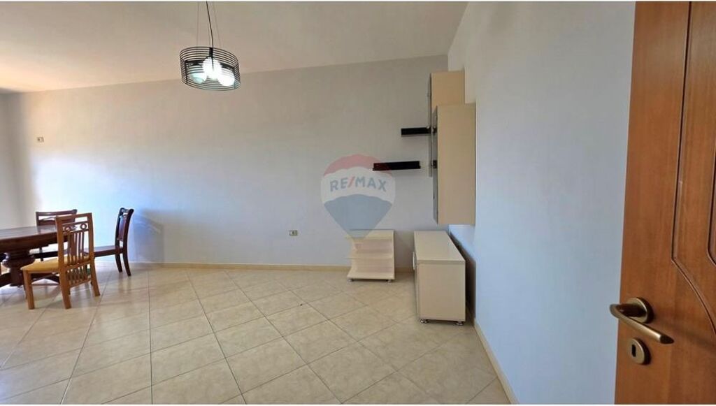 Apartament 1+1 - Për Shitje - Bulevardi Kryesor, Vlorë