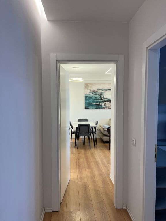 Jepet me Qera Apartament+Post Parkimi ne Rrugen 5 Maj.