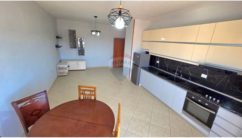 Apartament 1+1 - Për Shitje - Bulevardi Kryesor, Vlorë