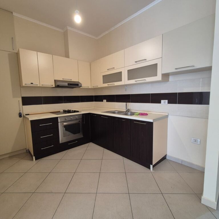 Shitet Apartament 1+1 tek Kika