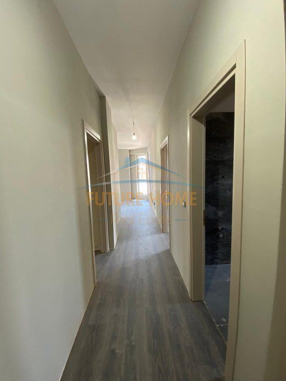 Shitet Apartament 3+1+2, Komuna e Parisit