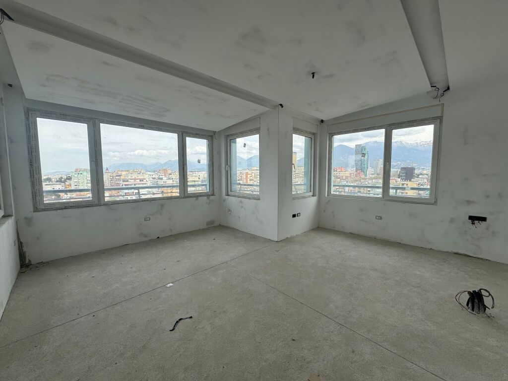 Shitet hapesire e pershtatur per zyre 215 m2 tek Ish Ekspozita