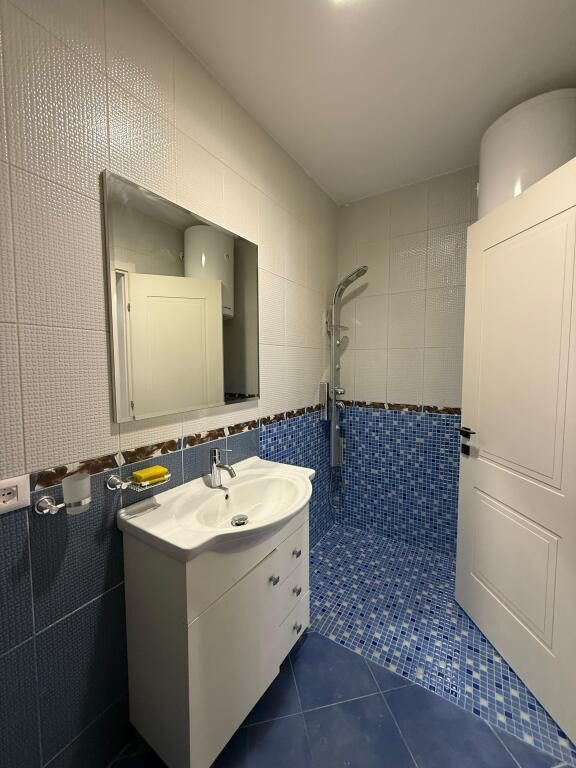 Shitet apartament 2+1 ne Xhamllik te Rezidenca "Colombo 2".