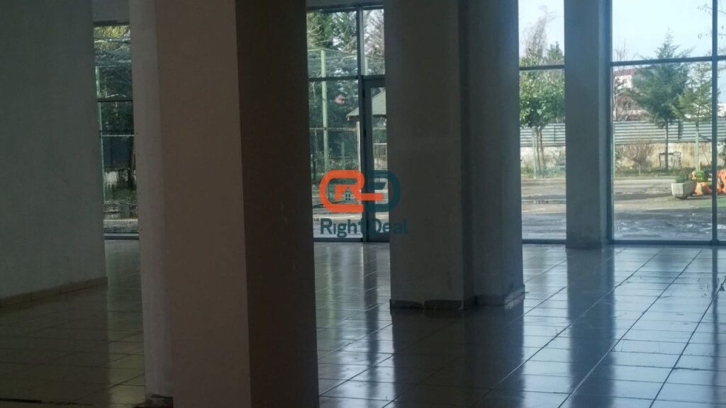 Shitet Ambient Biznesi Ne Rruge Kryesore Prane Rrethrrotullimit te Casa Italias !!