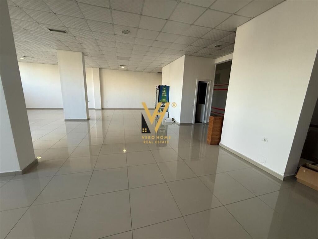 JEPET AMBIENT BIZNESI 220 M2 ME QERA NE PASKUQAN 75.000 LEKE