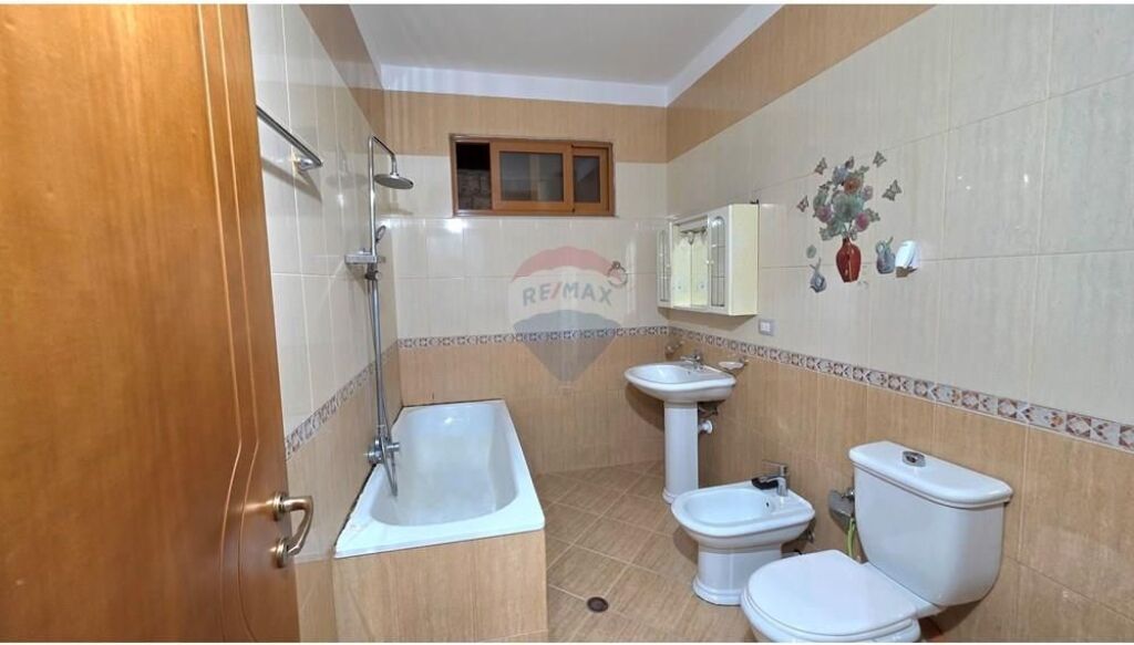 Apartament 1+1 - Për Shitje - Bulevardi Kryesor, Vlorë