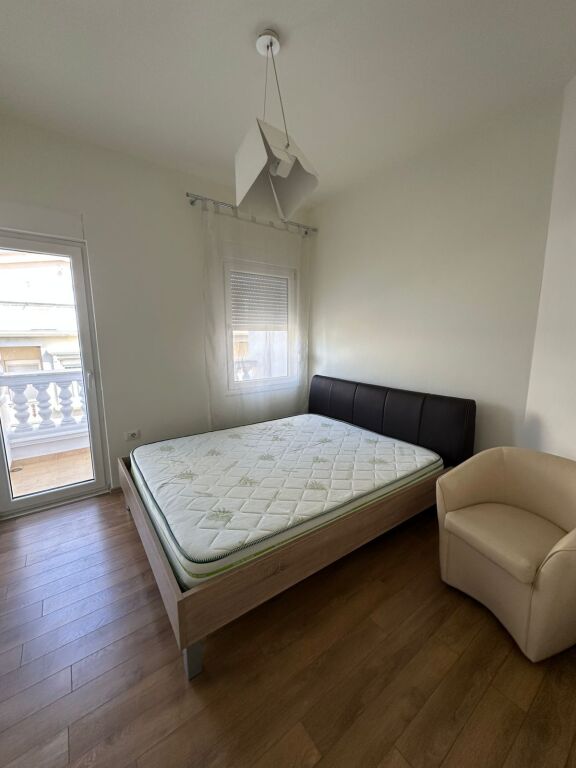 JEPET ME QIRA VILË 4-KATËSHE – White House, TEG