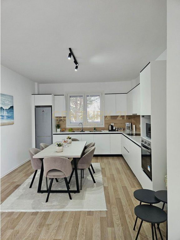 Vilë ( kati i pare ) Me Qira në Golem, Durrës !