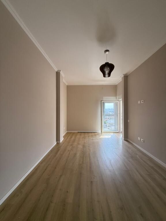 Shitet apartament 2+1 ne Xhamllik te Rezidenca "Colombo 2".