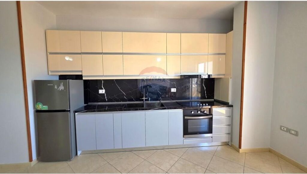 Apartament 1+1 - Për Shitje - Bulevardi Kryesor, Vlorë