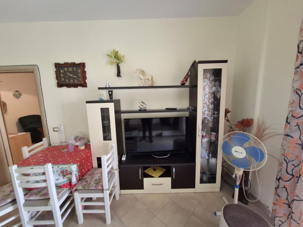 Jepet me Qera Apartament  1+1 Tek Rrota e kuqe