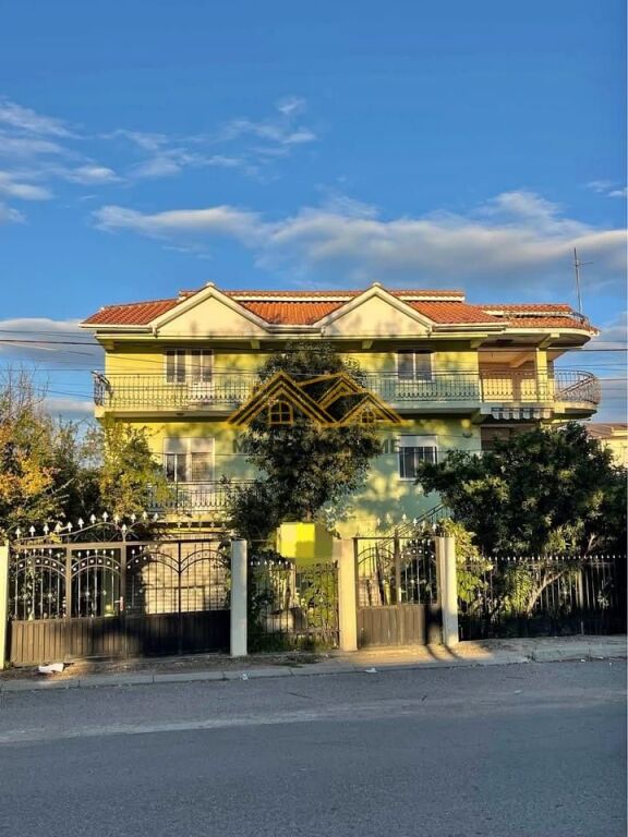 Shitet Vilë 3-katëshe,Buzë rruge– Spitallë, Durrës