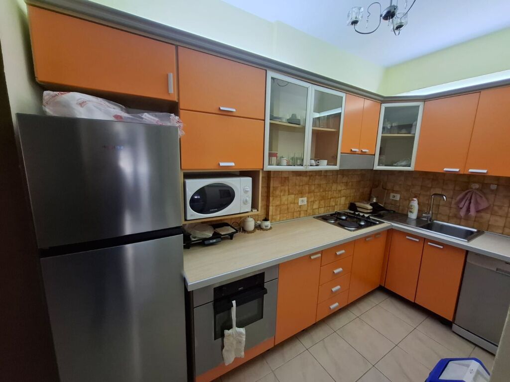Shitet Apartament 1+1 Tek Shkembi i kavajes