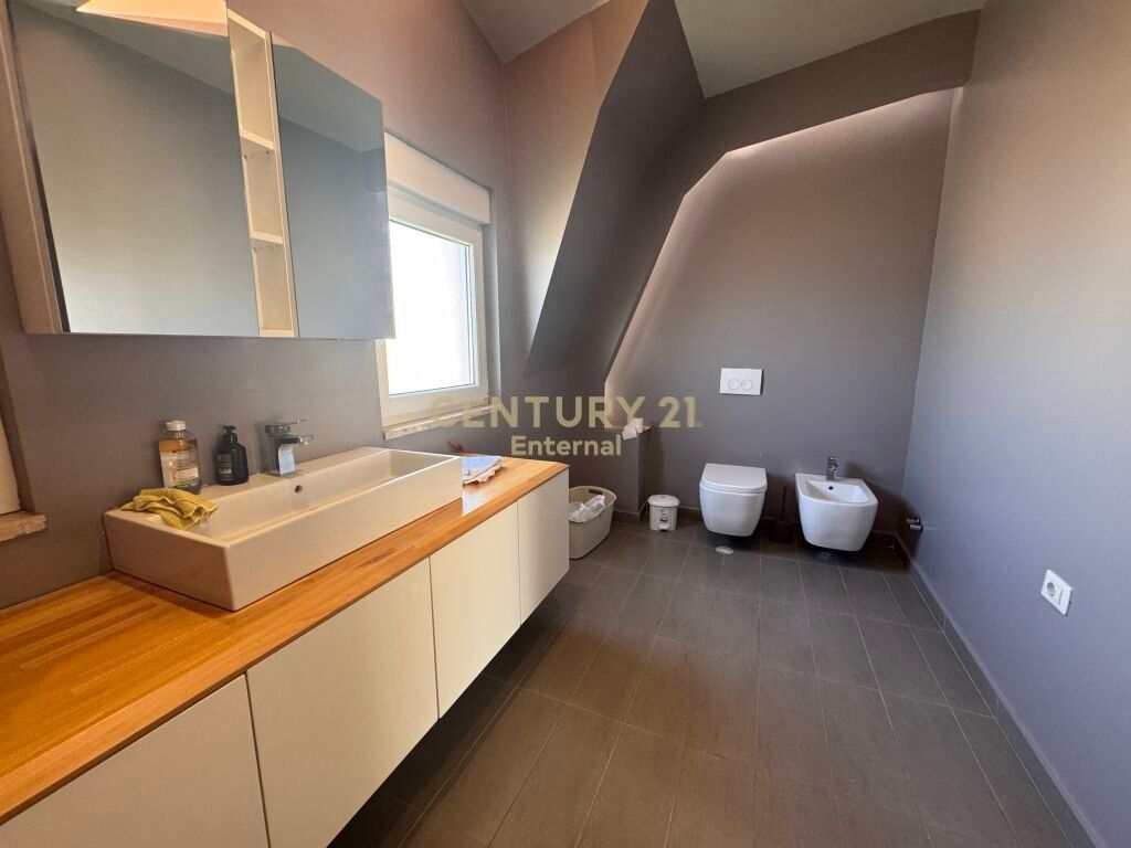 Vile luksoze per qira prane Teg