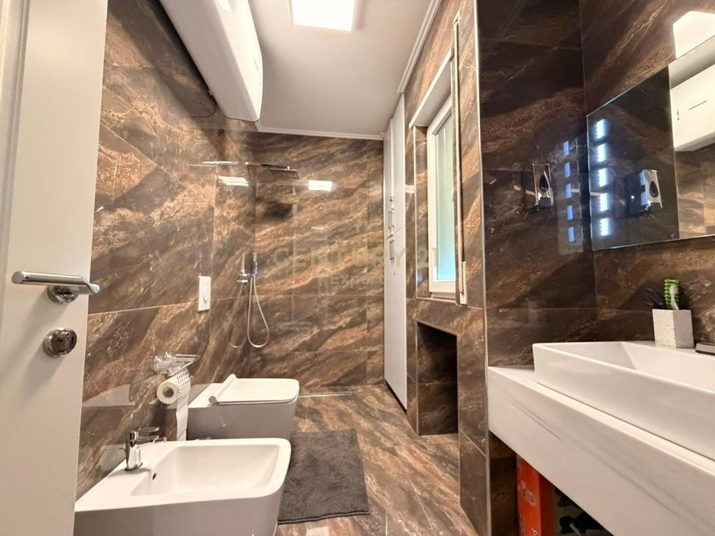 JEPET ME QIRA VILE LUKSOZE ME PAMJE PANORAMIKE NGA LIQENI I FARKES